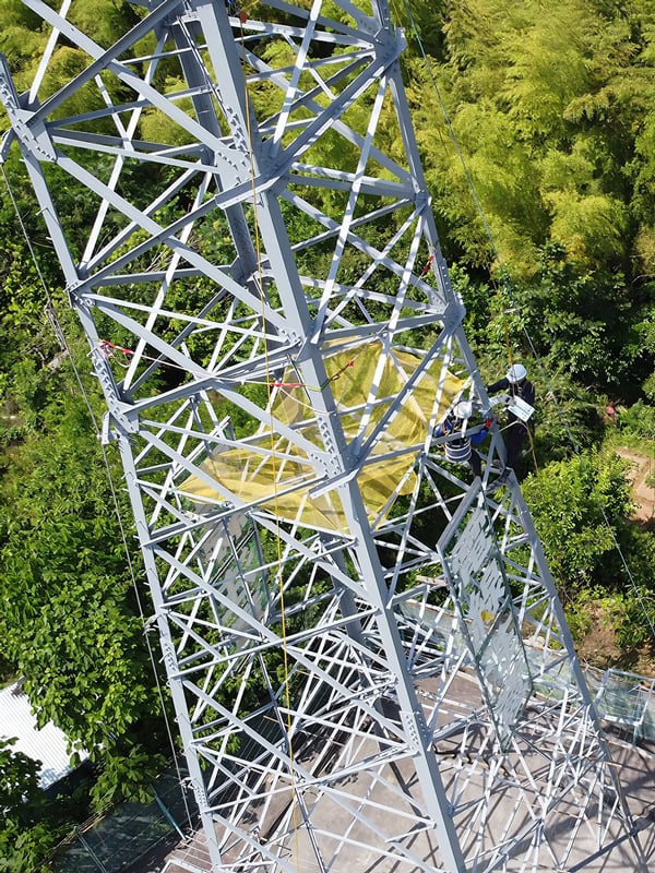 移動通信工事の作業風景