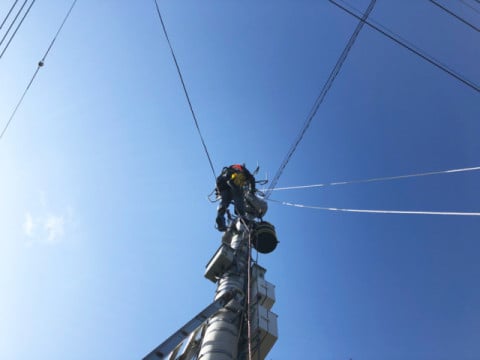 電気通信工事の作業風景