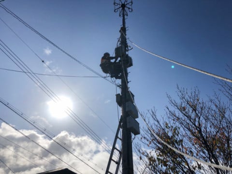 電気通信工事の作業風景